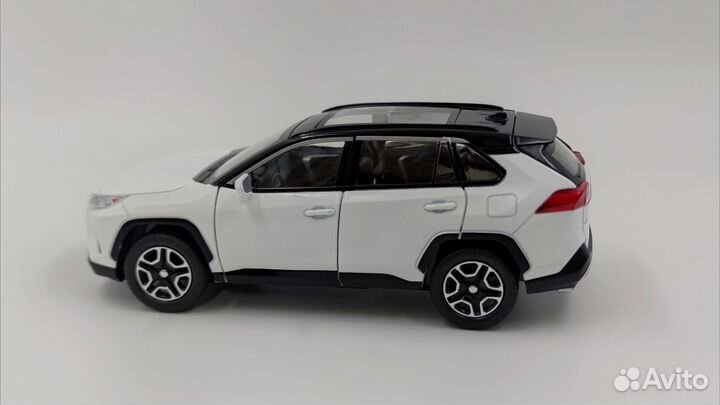 Машинка металлическая Toyota Rav4