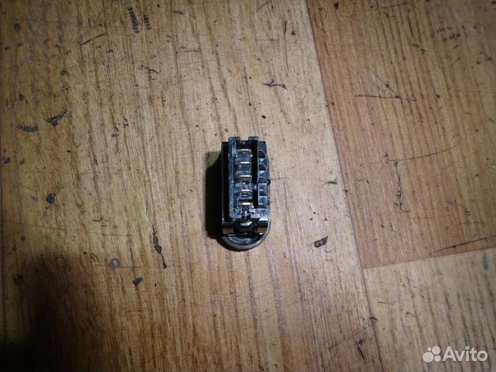 Кнопка центрального замка Renault Logan 2005-2014