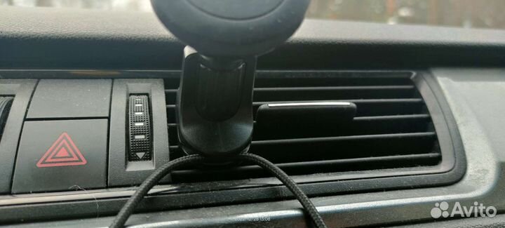 Магнитный держатель в авто