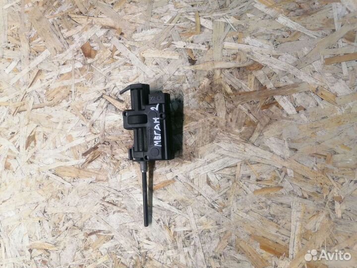 Активатор лючка бензобака Рено Меган 2