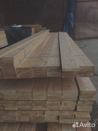 Доски лиственницы 35x140 мм, обработаны для защиты от влаги