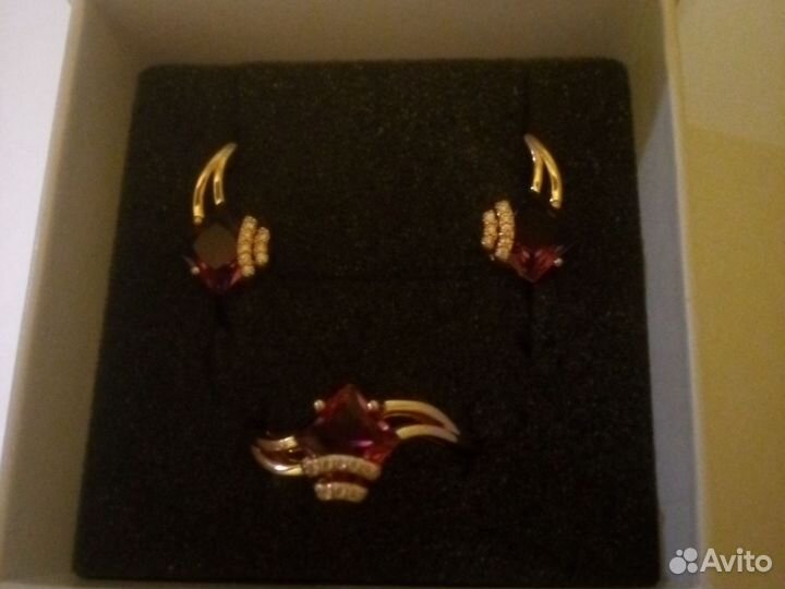 Золотые серьги и кольцо