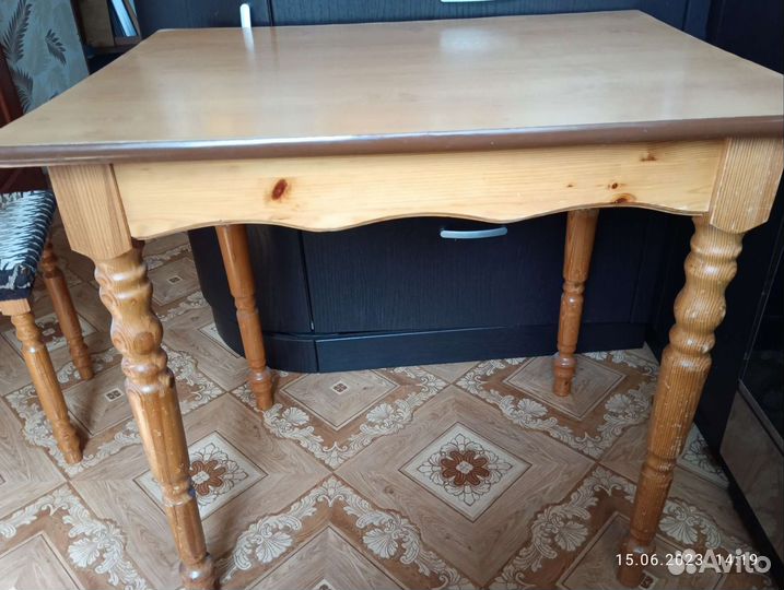 Кухонный стол с табуретками