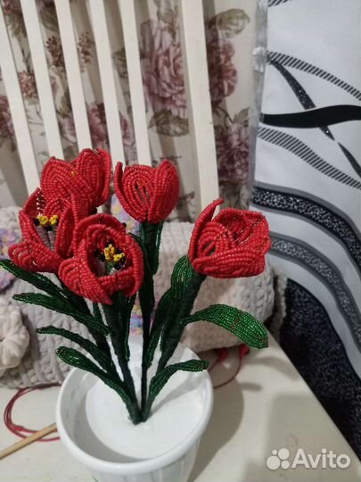 Искусственные цветы в горшках из бисера