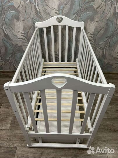 Детская кроватка с маятником и ящиком