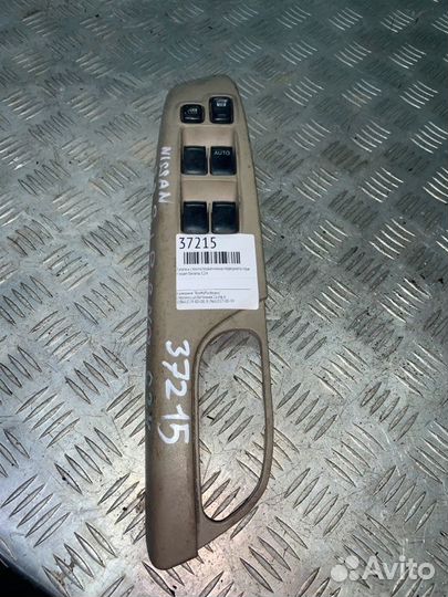 Кнопка стеклоподъемника переднего правого Nissan