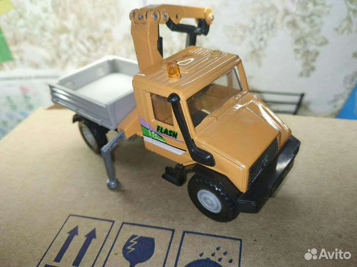 Моделька Mercedes-Benz Unimog на запчасти