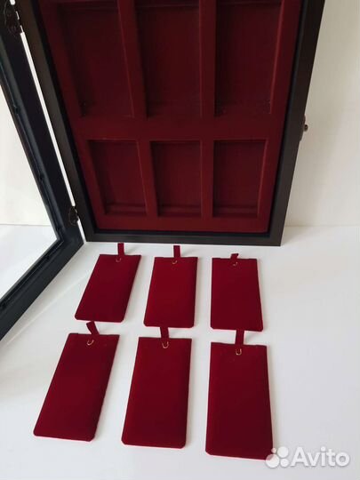 Витрина с планшетом для оформления коллекций