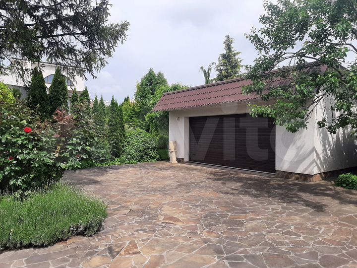 Дом 642,4 м² на участке 17 сот.