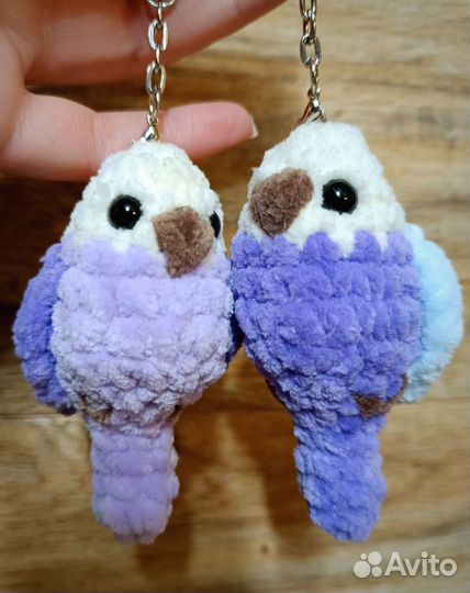 Пара вязаных брелков попугайчики