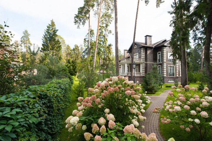 Дом 809,6 м² на участке 40 сот.