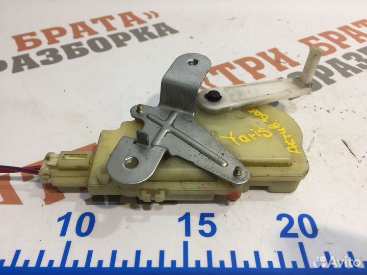Тойота Ярис Активатор замка багажника