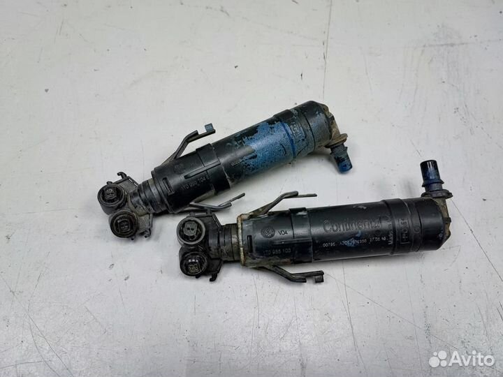 Форсунка омывателя фар левая правая VW touran cadd