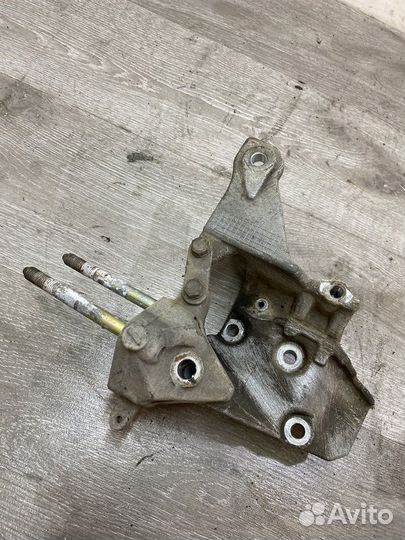 Кронштейн двигателя Brilliance M2 (BS4)