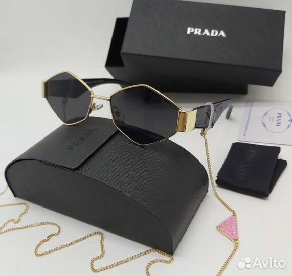 Солнцезащитные очки Prada