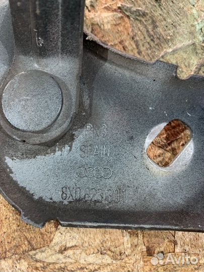 Петля капота левая Audi A1 8X (5хб) 1.4 CAX