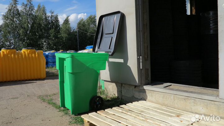 Баки для сбора отходов в парках, на улице