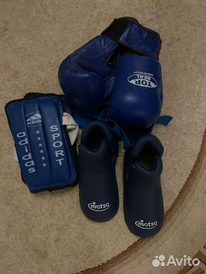 Комплект для кикбоксинга (шлем, перчатки, щитки)