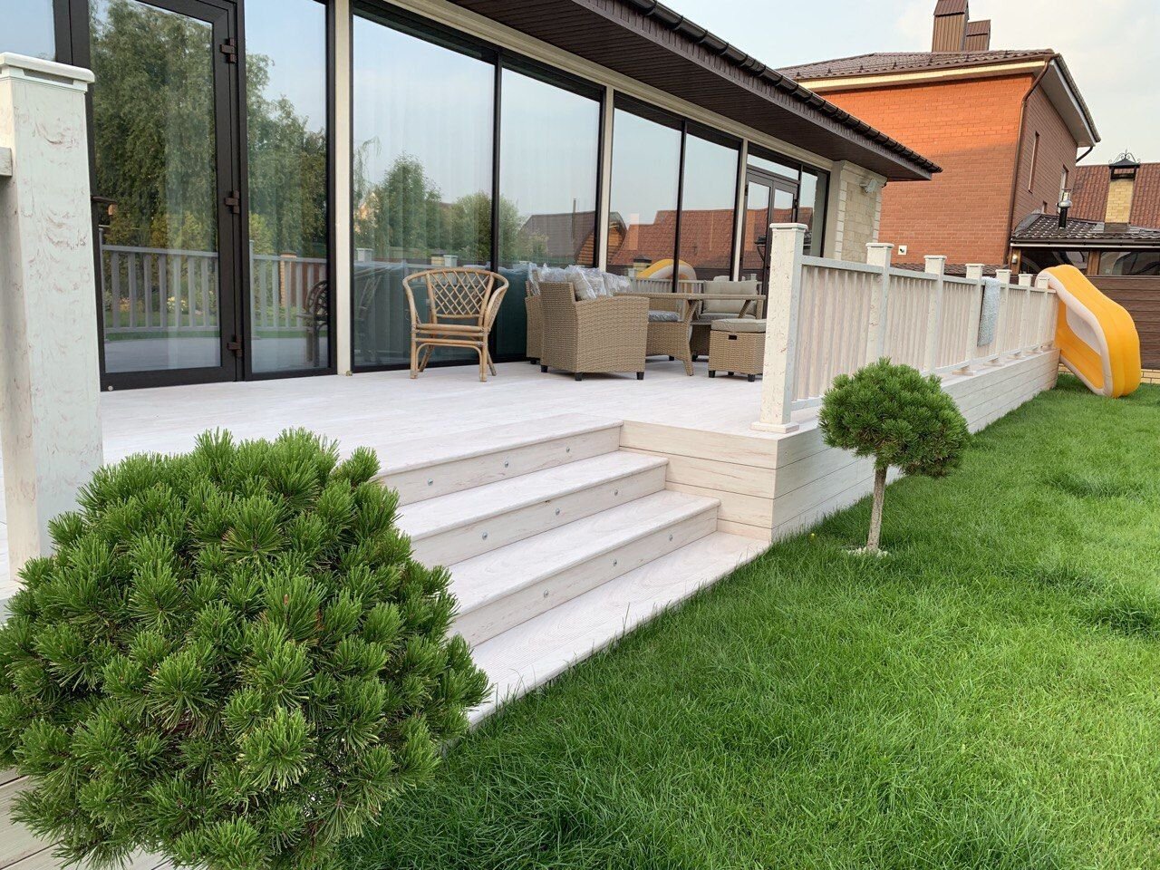 комбинация газона и декинга