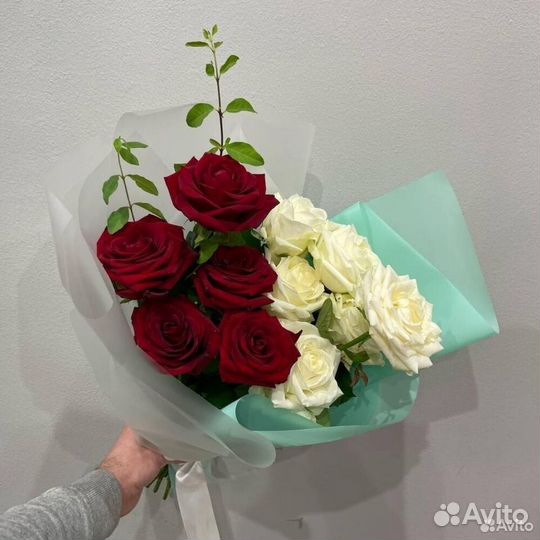 Букет из 11 высоких красных и белых роз