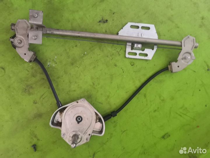 Задний левый механический стеклоподъемник Калина