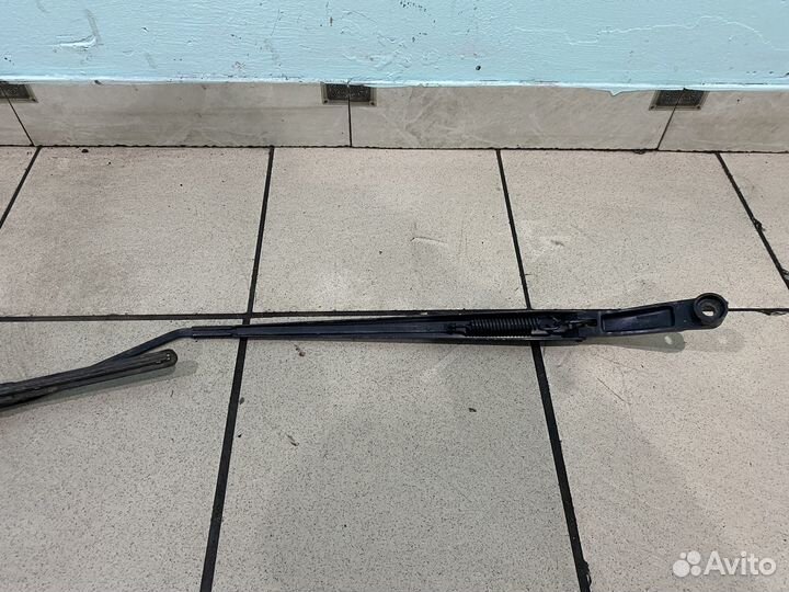 Поводок дворника правый Nissan tiida C11