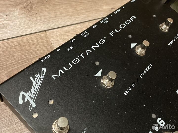 Fender Mustang Floor гитарный процессор