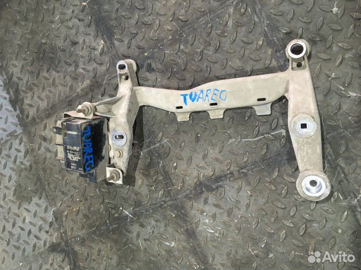 Блок клапанов пневмоподвески (Volkswagen Touareg)