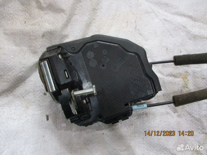 Тойота лексус замок задний правый