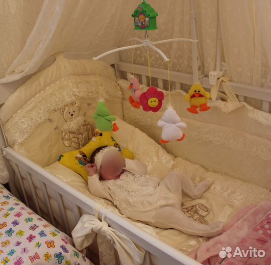 Детская кроватка с маятником