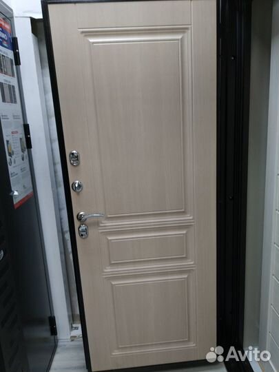 Уличная дверь с двойным терморазрывом