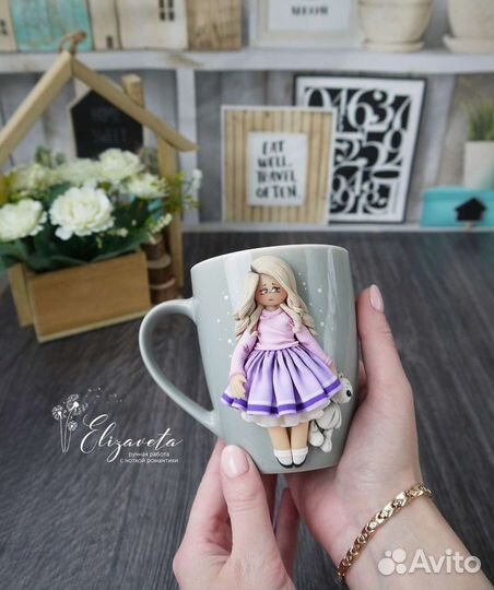Кружка с декором из полимерной глины куколка