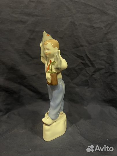 Статуэтка (Мальчик с противогазом)