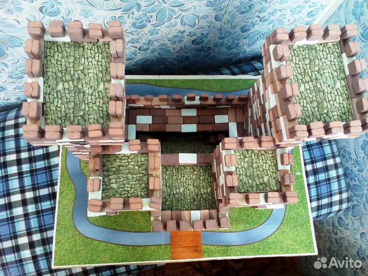 Замок из кирпичиков