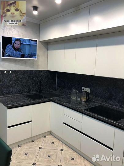 Прямая в потолок кухня на заказ