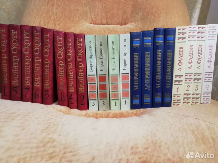 Книги разных жанров и сборники произведений