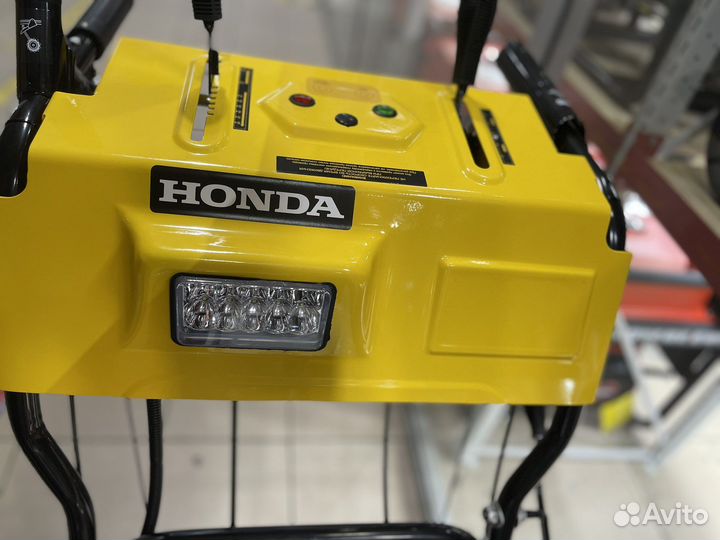 Снегоуборщик на гусеницах Honda HSS