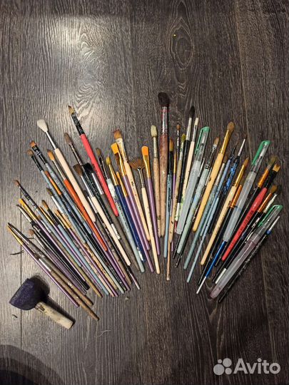 Художественные принадлежности контейнером