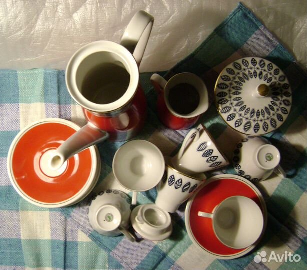 Кофейный сервиз и столовые приборы для десерта