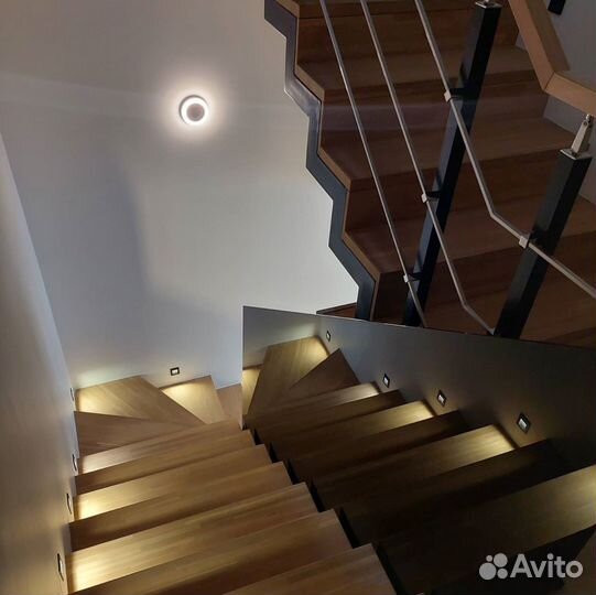 Лестница металлическая с ограждениями из стекла