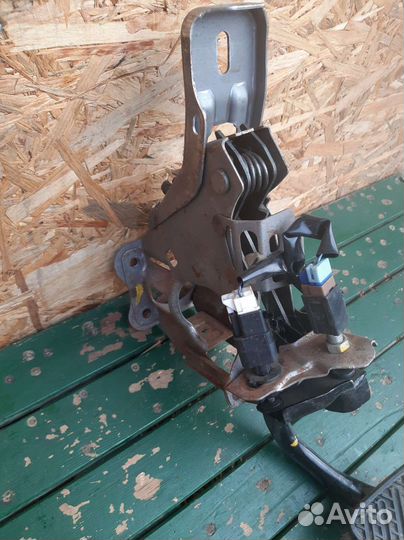 Педаль тормоза Infiniti G35 V36