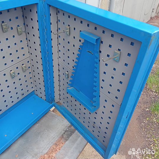 Навесной инструментальный шкаф