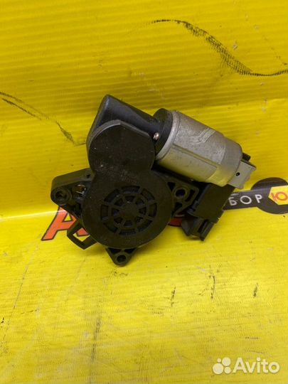 Мотор стеклоподъемника передний правый Mazda