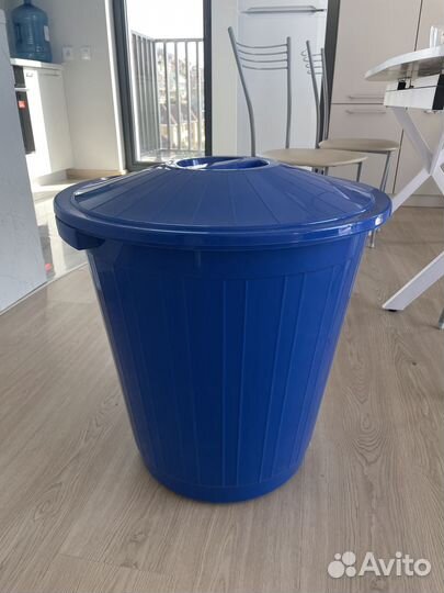 Пластиковый мусорный бак