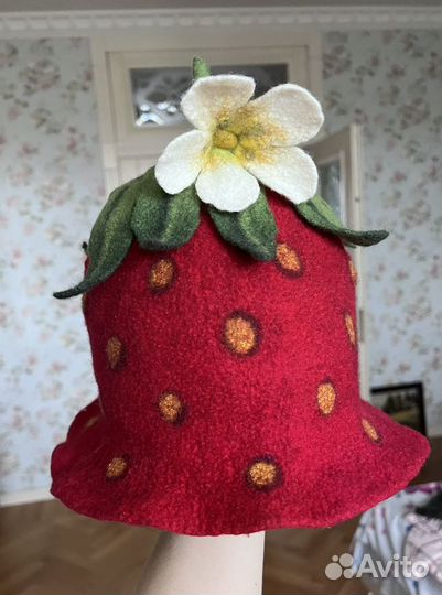 Шапочка-клубничка войлок ручная работа