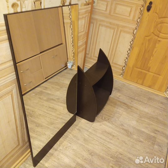 Зеркало с тумбочкой