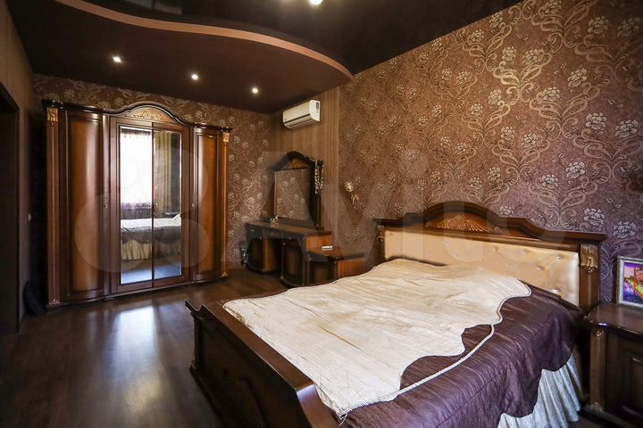 Дом 298 м² на участке 5 сот.