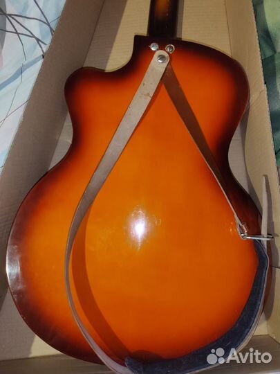 Полуакустическая электрогитара