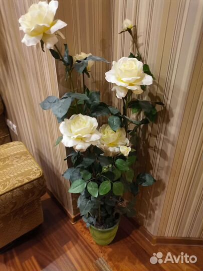 Розы искуственнаев горшке