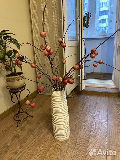 Ваза напольная с декоративными яблоками